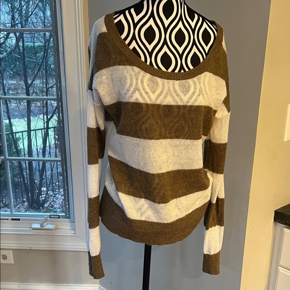 Great🎉 condition BANANA REPUBLIC Striped Brown and White Women's Sweater Size M - Picture 3 of 8